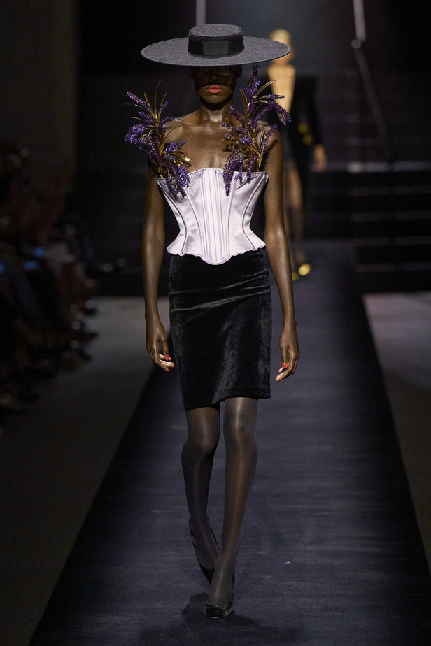 مجموعة Schiaparelli للهوت كوتور تحاكي الجرأة والفخامة في موسم شتاء 2023 