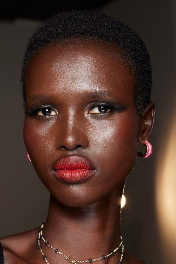 اطلالات جمالية من مجموعة Schiaparelli للهوت كوتور موسم شتاء 2023 