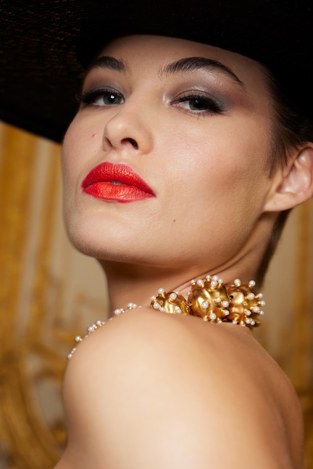 اطلالات جمالية من مجموعة Schiaparelli للهوت كوتور موسم شتاء 2023 