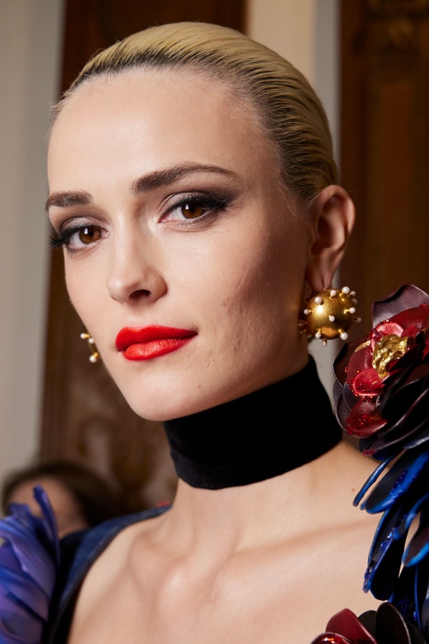 اطلالات جمالية من مجموعة Schiaparelli للهوت كوتور موسم شتاء 2023 