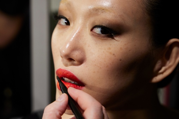 اطلالات جمالية من مجموعة Schiaparelli للهوت كوتور موسم شتاء 2023 