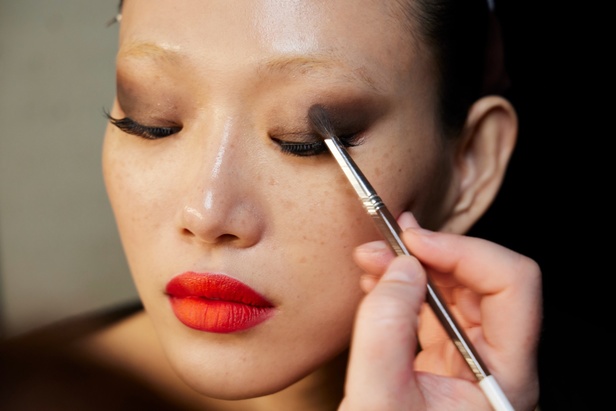 اطلالات جمالية من مجموعة Schiaparelli للهوت كوتور موسم شتاء 2023 