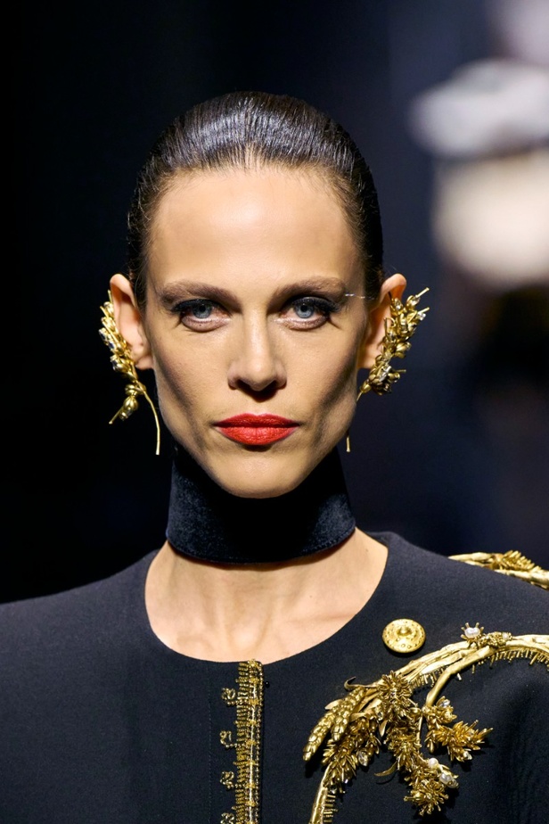 اطلالات جمالية من مجموعة Schiaparelli للهوت كوتور موسم شتاء 2023 