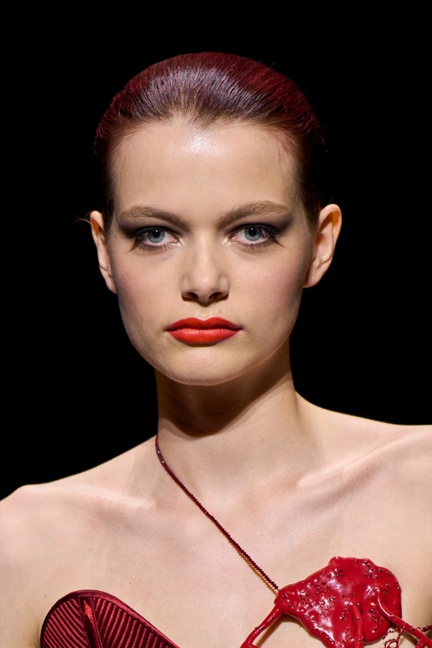 اطلالات جمالية من مجموعة Schiaparelli للهوت كوتور موسم شتاء 2023 