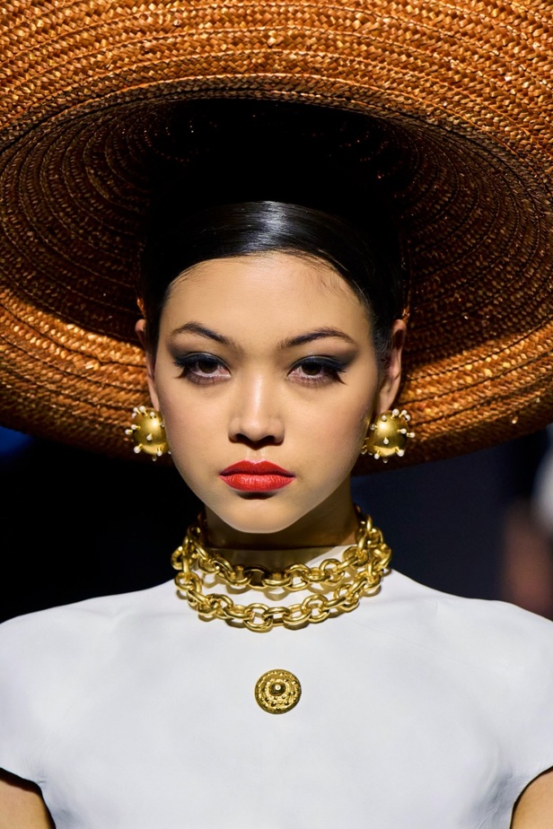 اطلالات جمالية من مجموعة Schiaparelli للهوت كوتور موسم شتاء 2023 