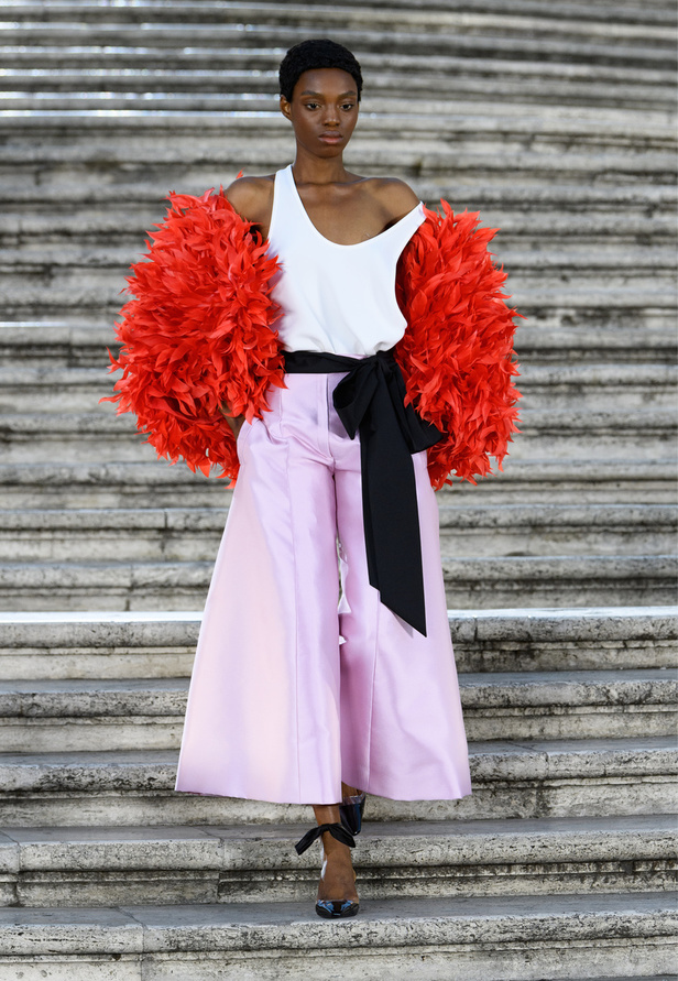 مجموعة Valentino للهوت كوتور 2022 تتخطى التقاليد بقطع عصرية