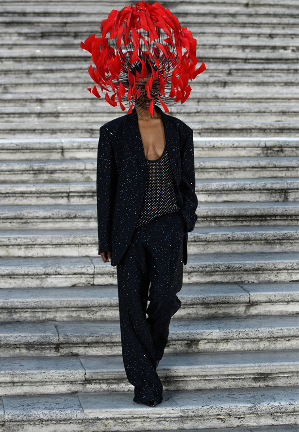 مجموعة Valentino للهوت كوتور 2022 تتخطى التقاليد بقطع عصرية