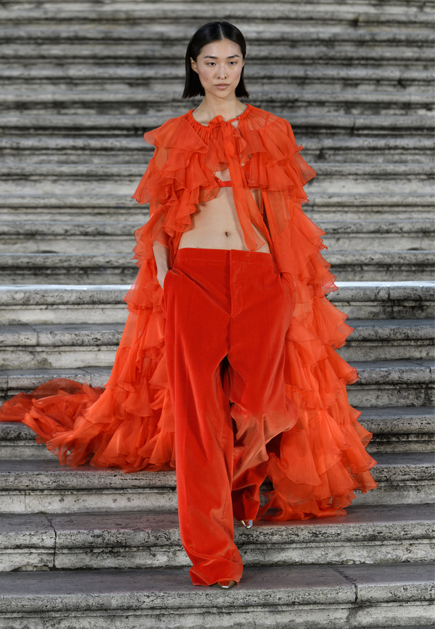 مجموعة Valentino للهوت كوتور 2022 تتخطى التقاليد بقطع عصرية