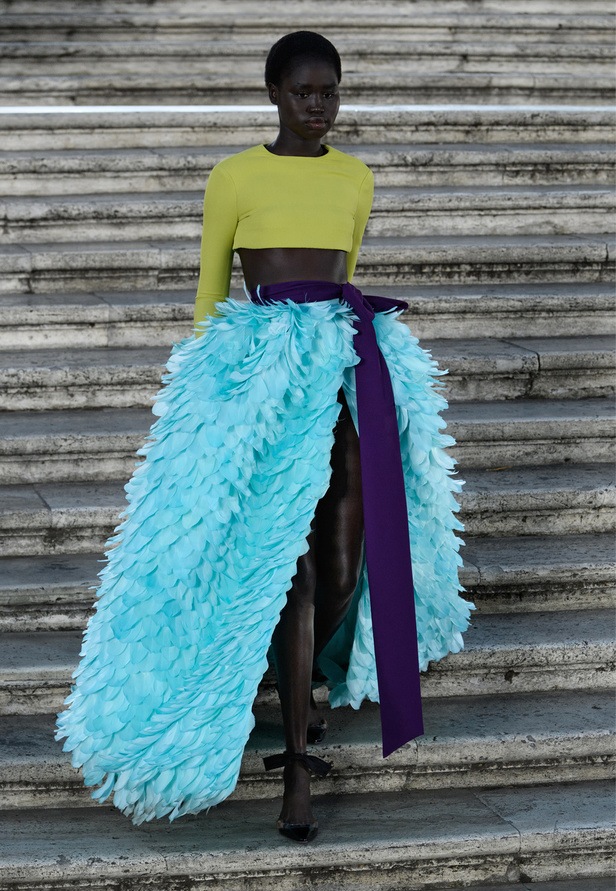 مجموعة Valentino للهوت كوتور 2022 تتخطى التقاليد بقطع عصرية