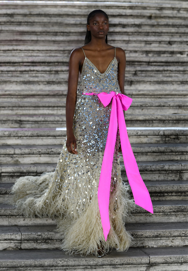 مجموعة Valentino للهوت كوتور 2022 تتخطى التقاليد بقطع عصرية