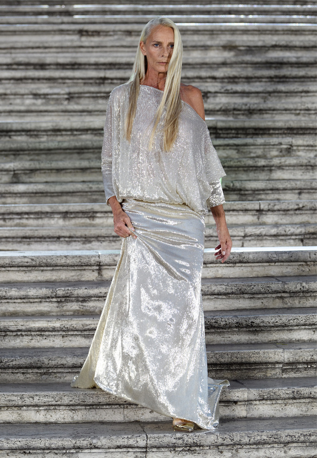 مجموعة Valentino للهوت كوتور 2022 تتخطى التقاليد بقطع عصرية