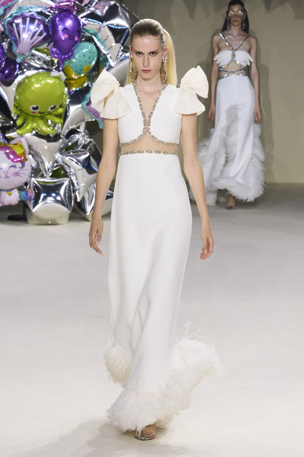 مجموعة Giambattista Valli للهوت كوتور 2022 أناقة وحيوية وابتكار