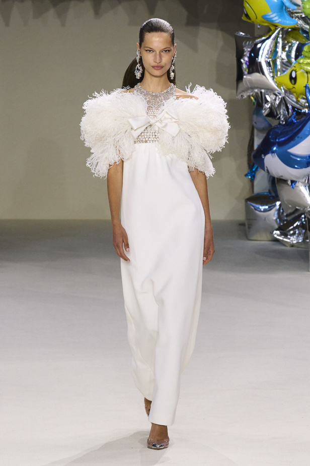 مجموعة Giambattista Valli للهوت كوتور 2022 أناقة وحيوية وابتكار