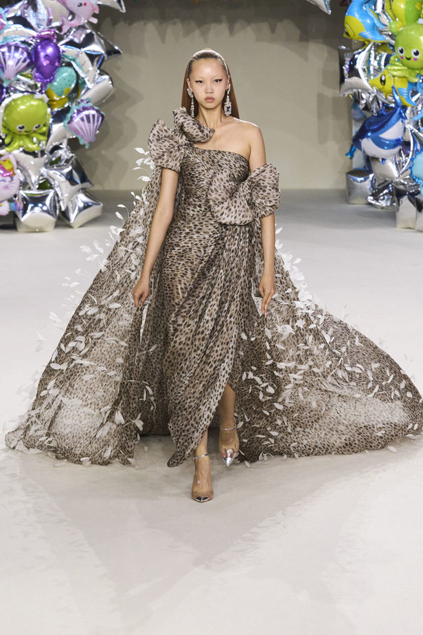 مجموعة Giambattista Valli للهوت كوتور 2022 أناقة وحيوية وابتكار