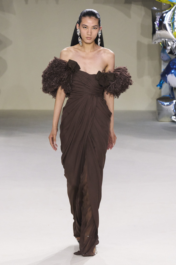 مجموعة Giambattista Valli للهوت كوتور 2022 أناقة وحيوية وابتكار