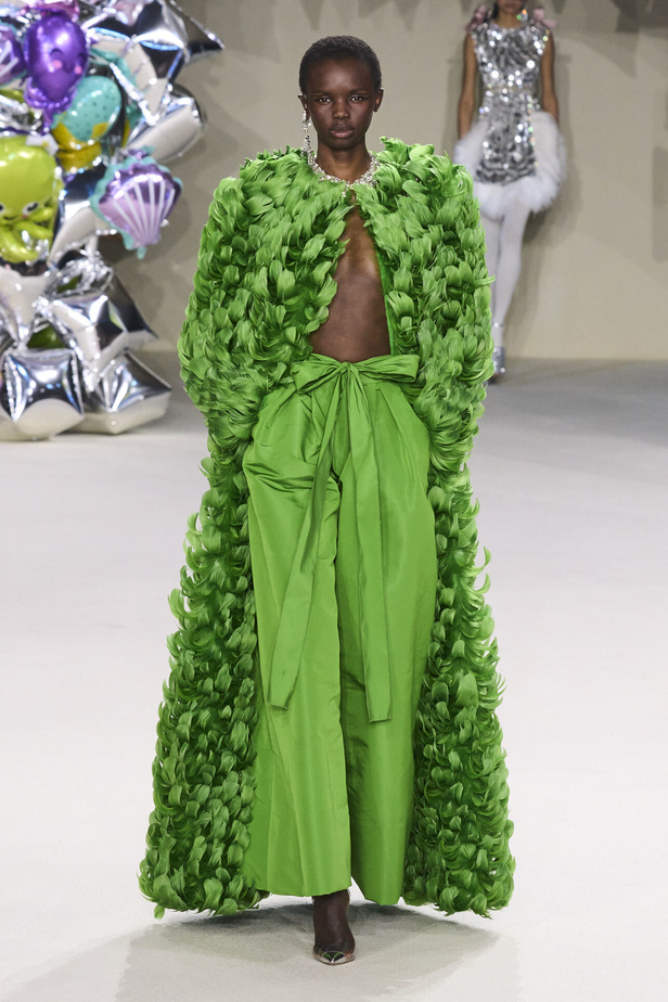 مجموعة Giambattista Valli للهوت كوتور 2022 أناقة وحيوية وابتكار