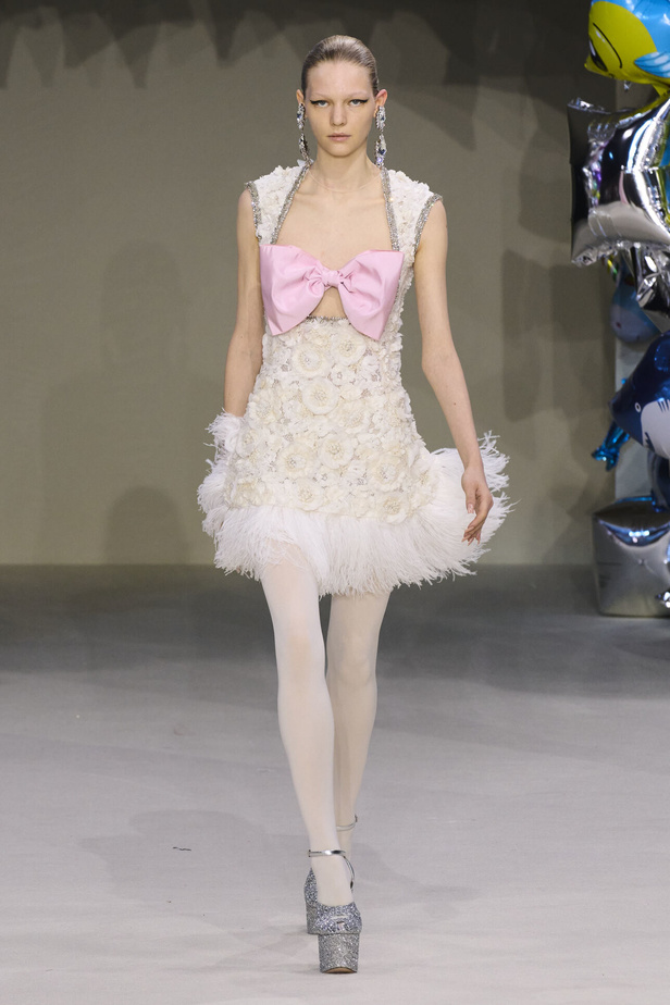 مجموعة Giambattista Valli للهوت كوتور 2022 أناقة وحيوية وابتكار