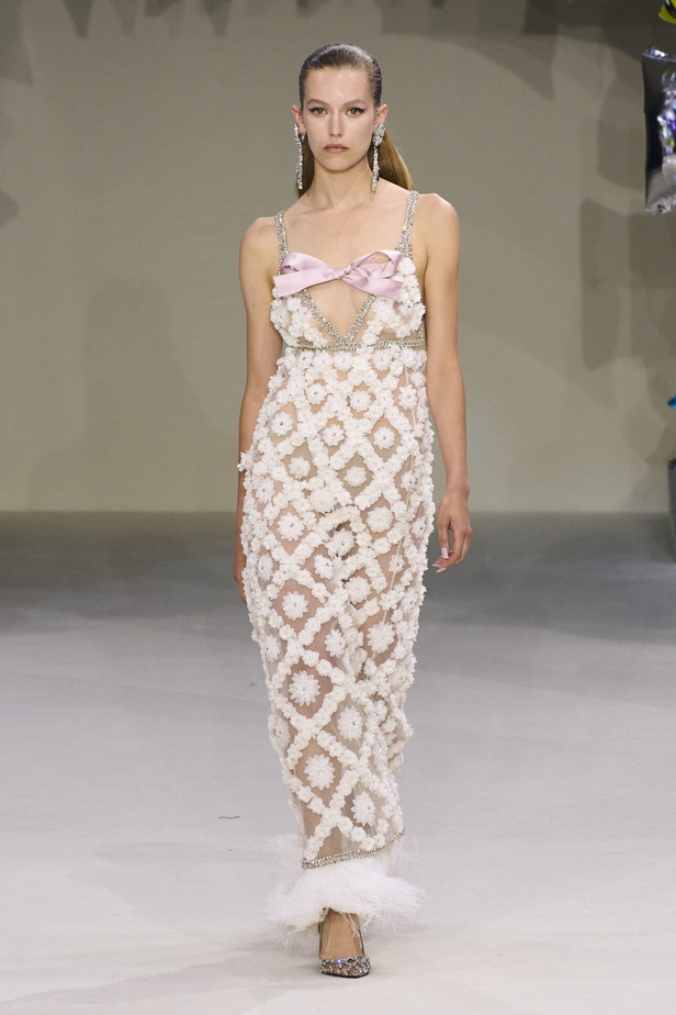 مجموعة Giambattista Valli للهوت كوتور 2022 أناقة وحيوية وابتكار