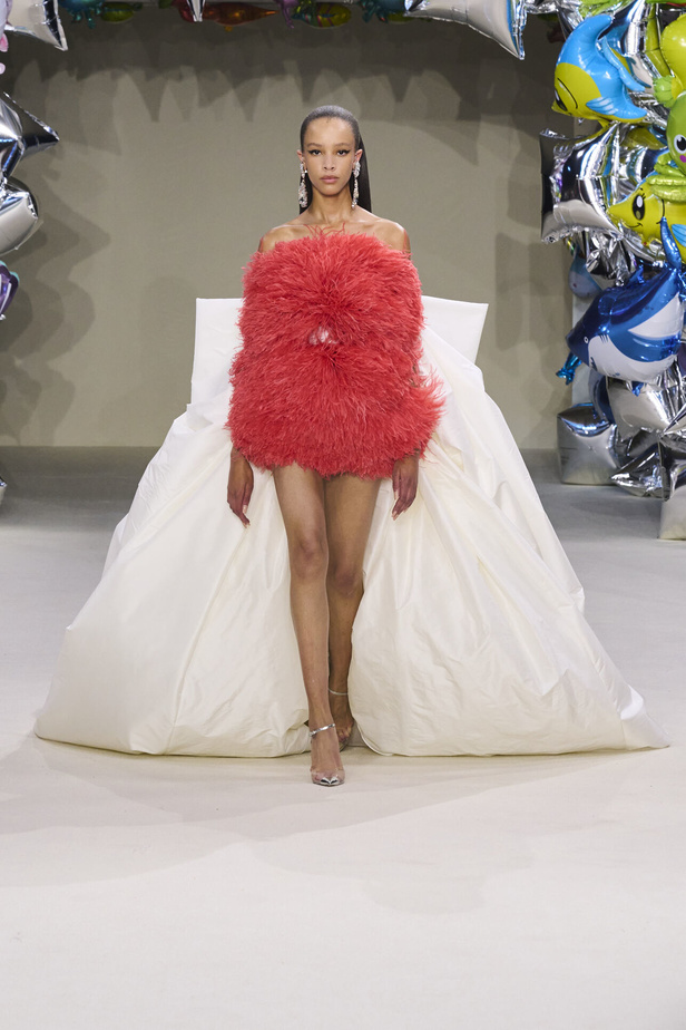 مجموعة Giambattista Valli للهوت كوتور 2022 أناقة وحيوية وابتكار