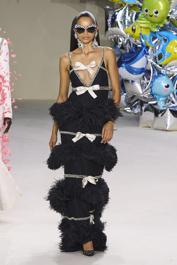 مجموعة Giambattista Valli للهوت كوتور 2022 أناقة وحيوية وابتكار
