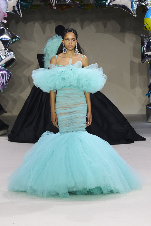 مجموعة Giambattista Valli للهوت كوتور 2022 أناقة وحيوية وابتكار
