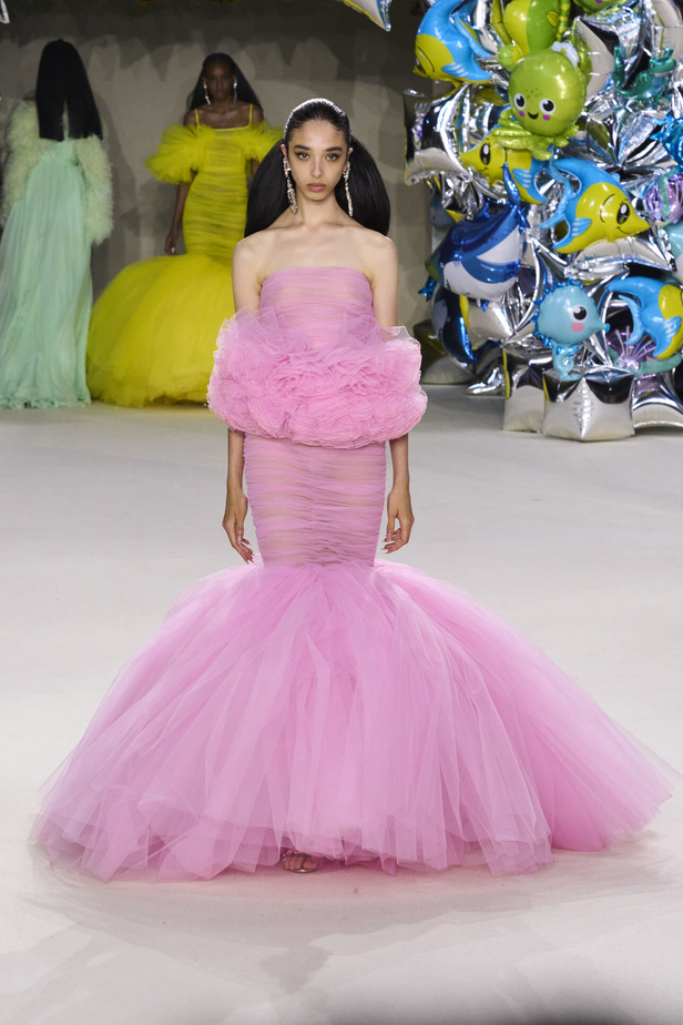 مجموعة Giambattista Valli للهوت كوتور 2022 أناقة وحيوية وابتكار