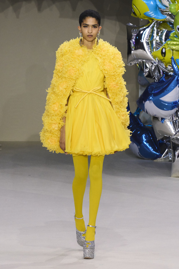 مجموعة Giambattista Valli للهوت كوتور 2022 أناقة وحيوية وابتكار