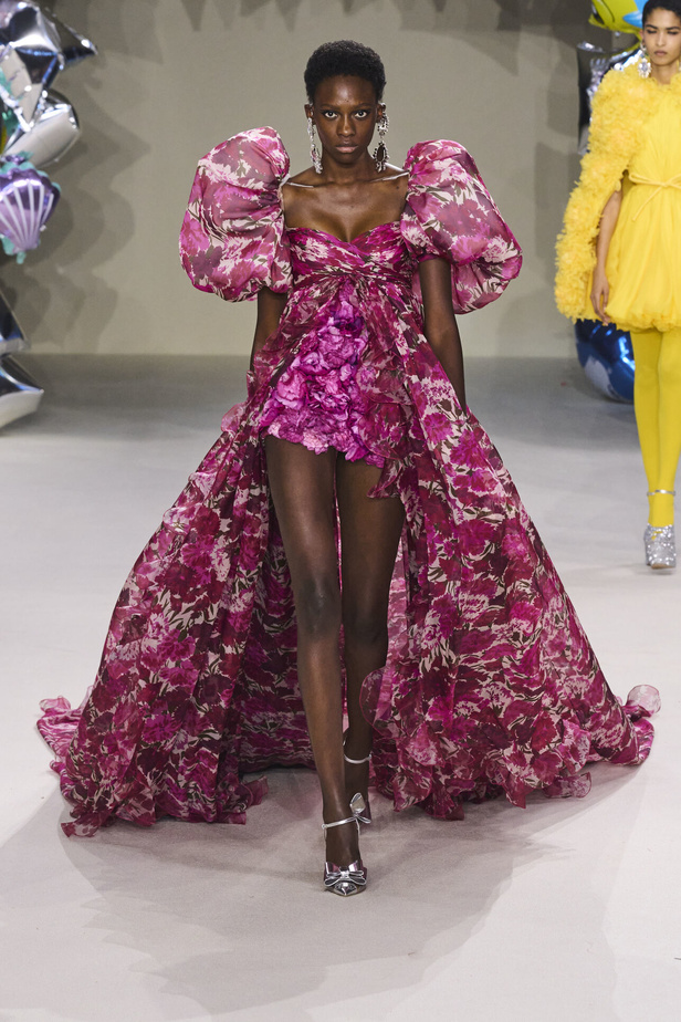 مجموعة Giambattista Valli للهوت كوتور 2022 أناقة وحيوية وابتكار
