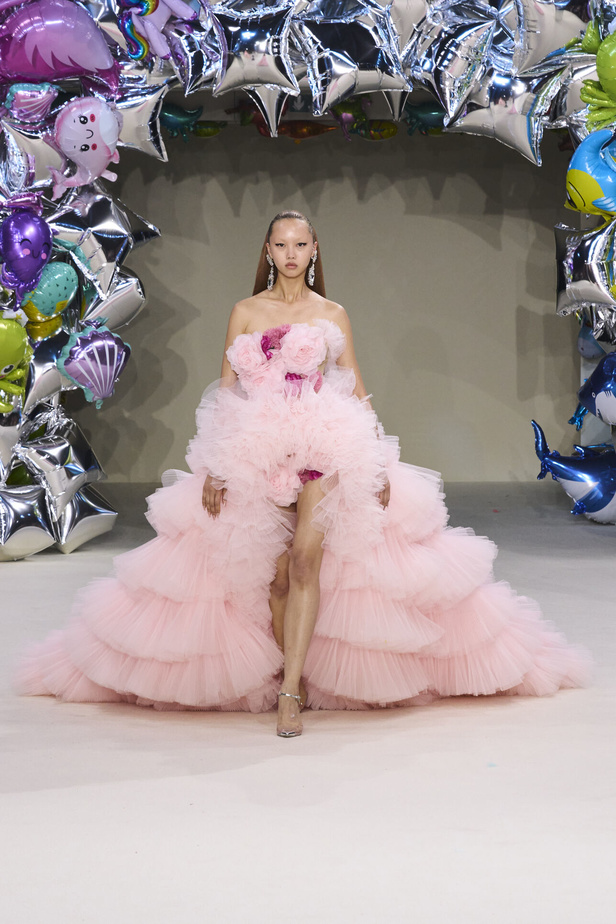 مجموعة Giambattista Valli للهوت كوتور 2022 أناقة وحيوية وابتكار