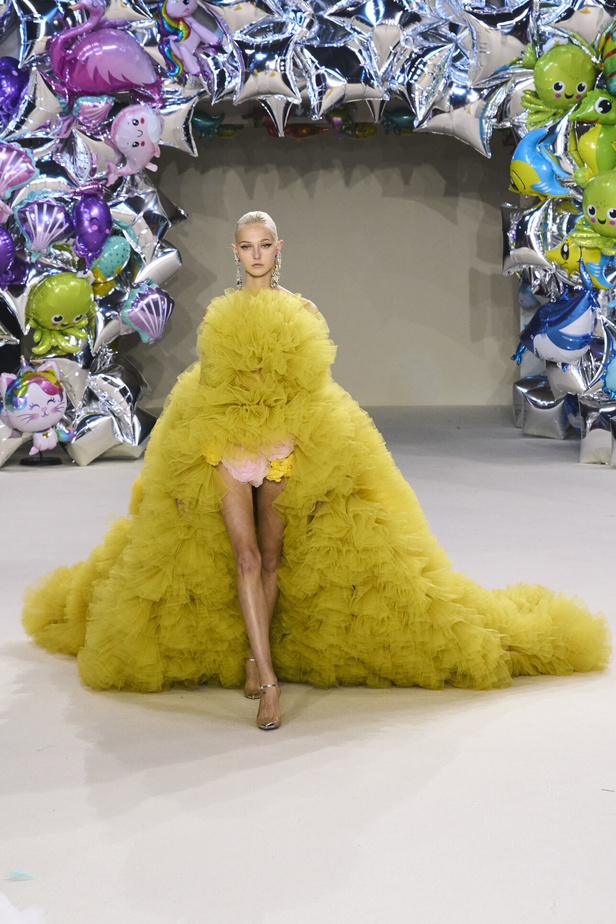 مجموعة Giambattista Valli للهوت كوتور 2022 أناقة وحيوية وابتكار