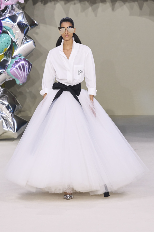 مجموعة Giambattista Valli للهوت كوتور 2022 أناقة وحيوية وابتكار