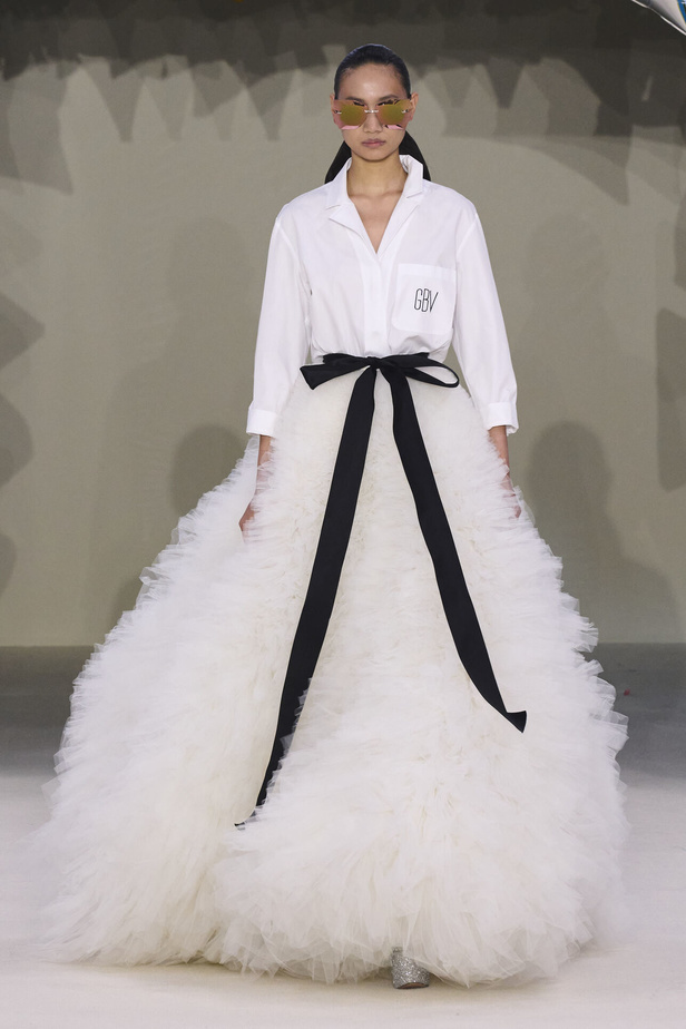مجموعة Giambattista Valli للهوت كوتور 2022 أناقة وحيوية وابتكار