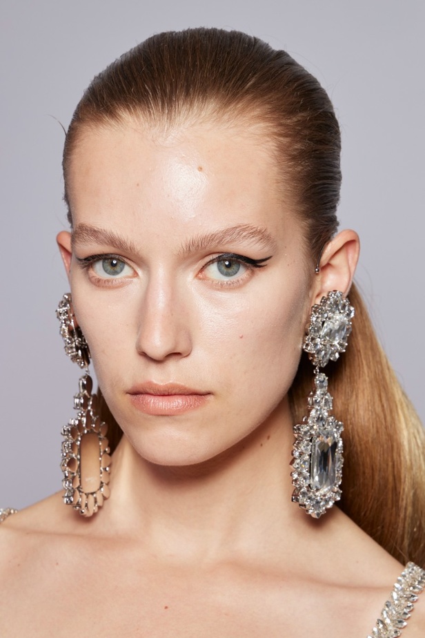 اطلالات جمالية من مجموعة Giambattista Valli للهوت كوتور 2022