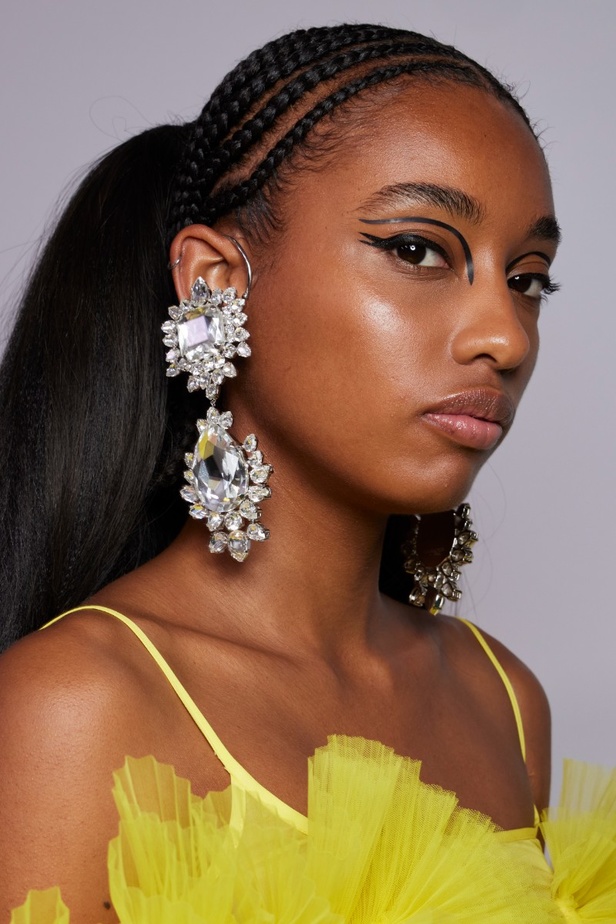 اطلالات جمالية من مجموعة Giambattista Valli للهوت كوتور 2022