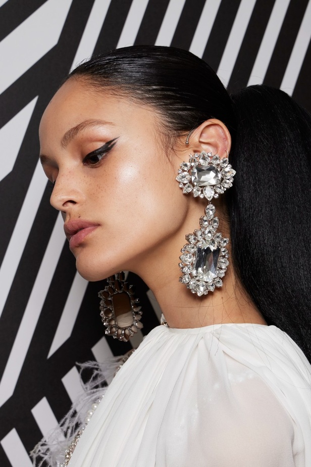 اطلالات جمالية من مجموعة Giambattista Valli للهوت كوتور 2022