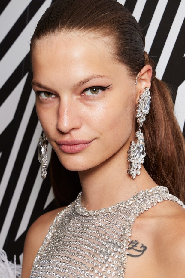 اطلالات جمالية من مجموعة Giambattista Valli للهوت كوتور 2022