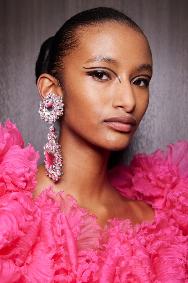 اطلالات جمالية من مجموعة Giambattista Valli للهوت كوتور 2022