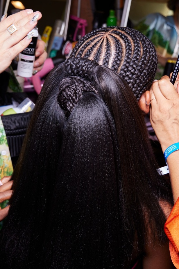 اطلالات جمالية من مجموعة Giambattista Valli للهوت كوتور 2022