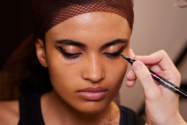 اطلالات جمالية من مجموعة Giambattista Valli للهوت كوتور 2022