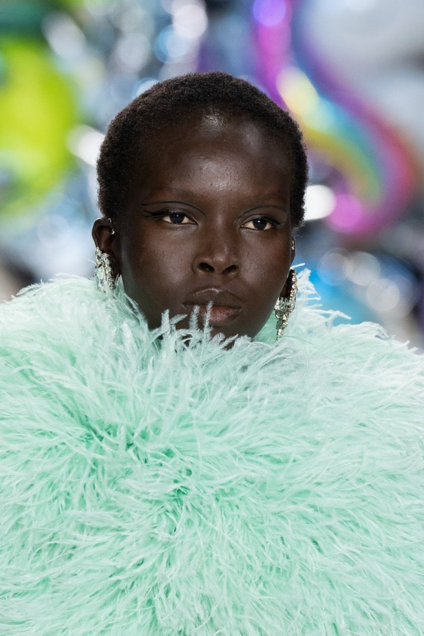 اطلالات جمالية من مجموعة Giambattista Valli للهوت كوتور 2022