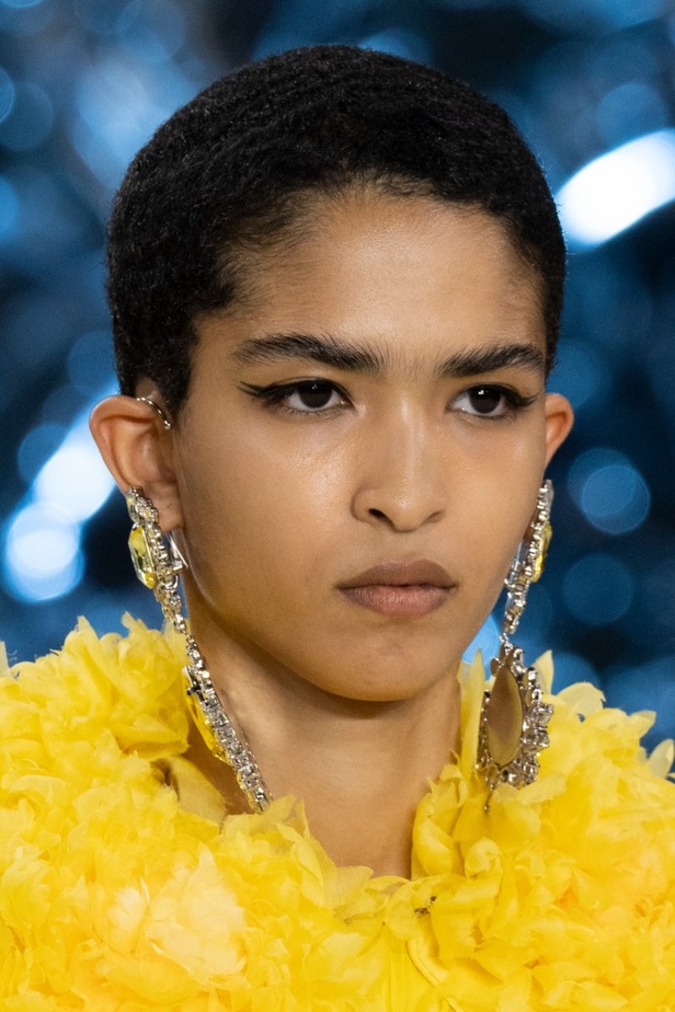 اطلالات جمالية من مجموعة Giambattista Valli للهوت كوتور 2022