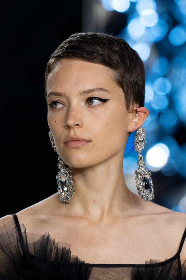 اطلالات جمالية من مجموعة Giambattista Valli للهوت كوتور 2022