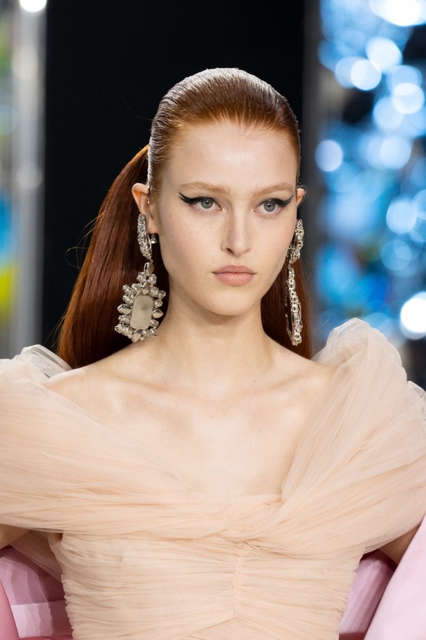 اطلالات جمالية من مجموعة Giambattista Valli للهوت كوتور 2022