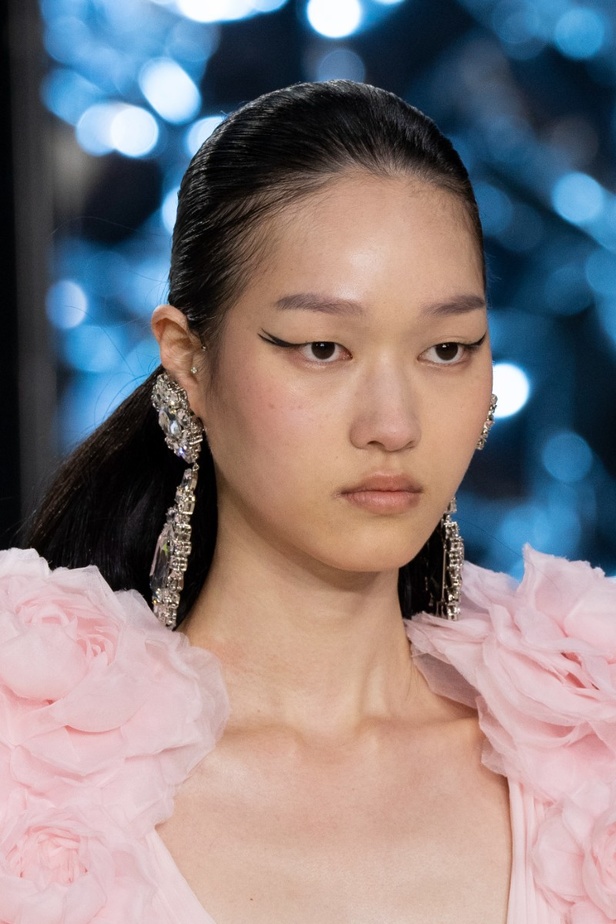 اطلالات جمالية من مجموعة Giambattista Valli للهوت كوتور 2022