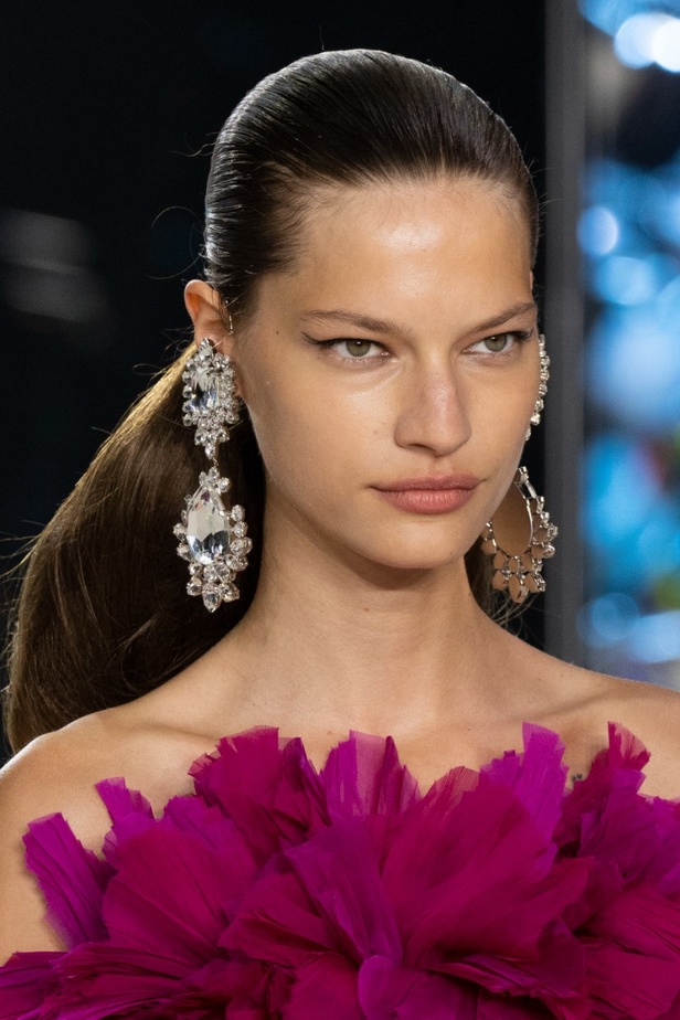 اطلالات جمالية من مجموعة Giambattista Valli للهوت كوتور 2022