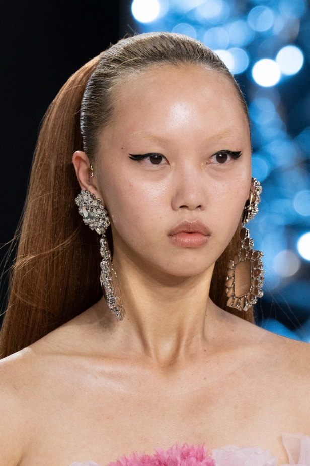 اطلالات جمالية من مجموعة Giambattista Valli للهوت كوتور 2022