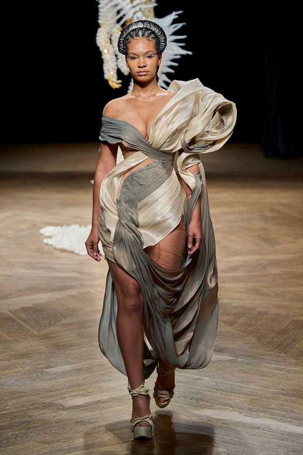 مجموعة دار Iris van Herpen لأزياء الهوت كوتور