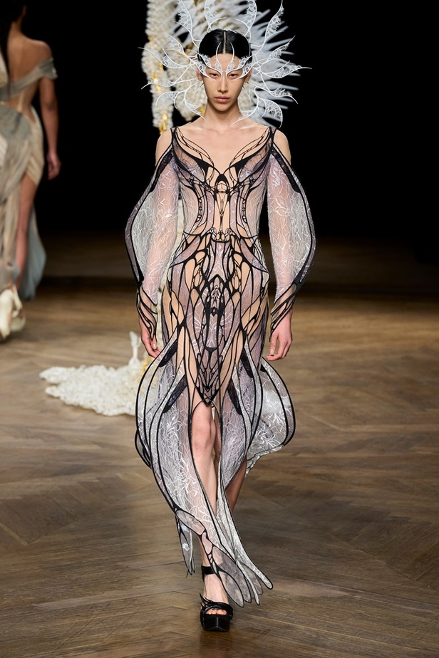 مجموعة دار Iris van Herpen لأزياء الهوت كوتور
