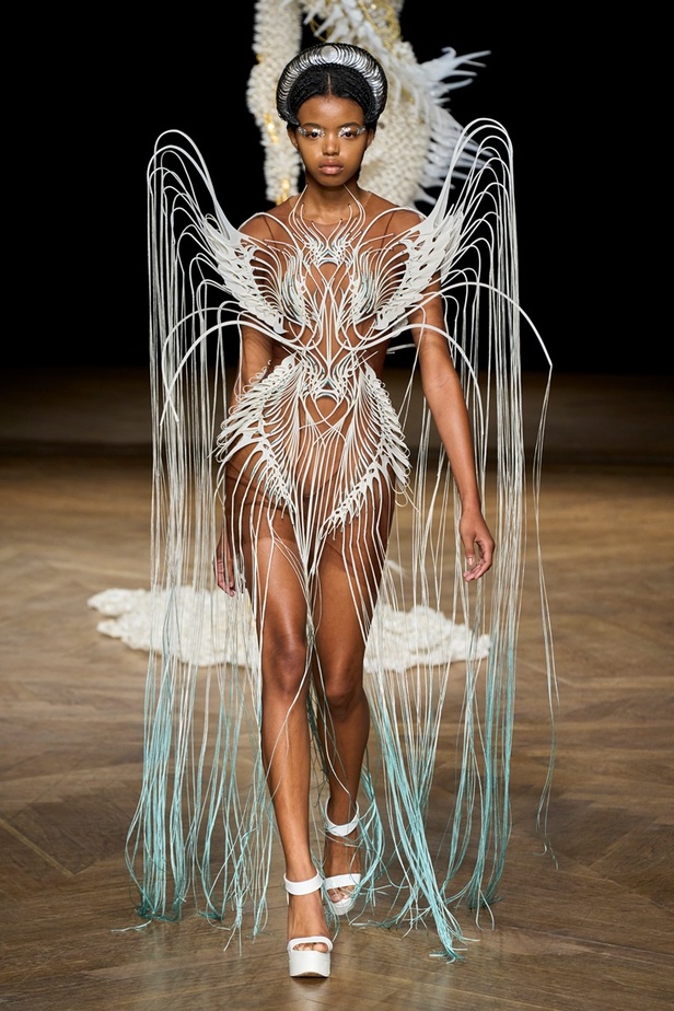 مجموعة دار Iris van Herpen لأزياء الهوت كوتور