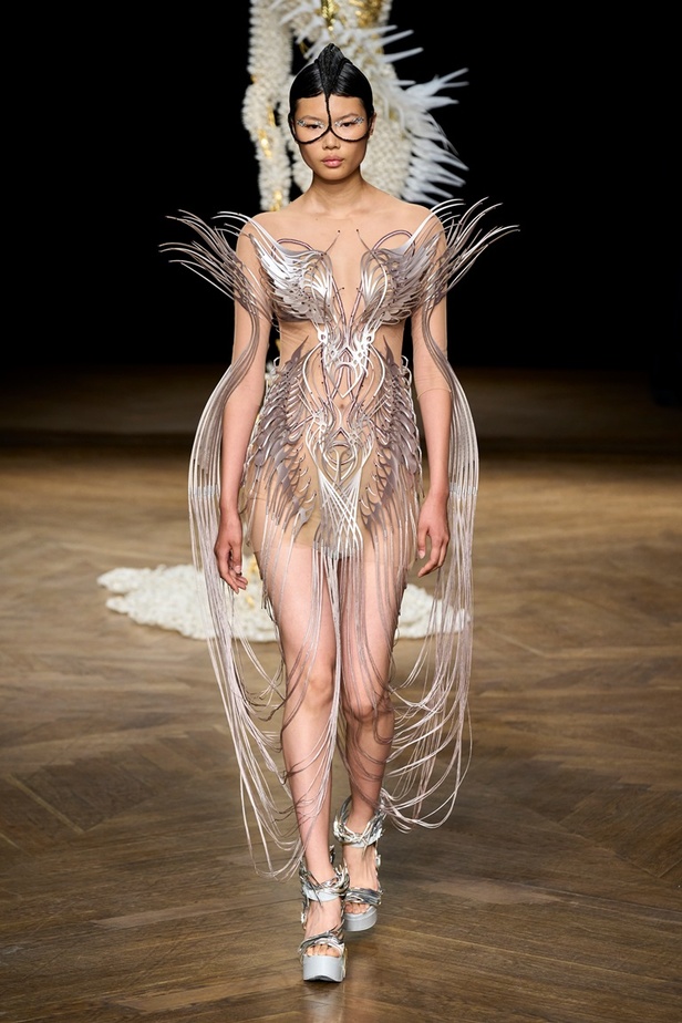 مجموعة دار Iris van Herpen لأزياء الهوت كوتور